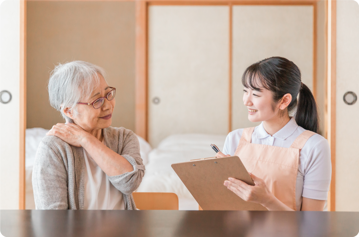 利用者の方と話をするケアマネージャー