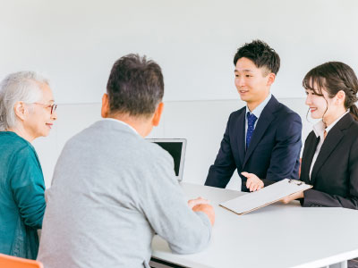 書類を提示し説明している